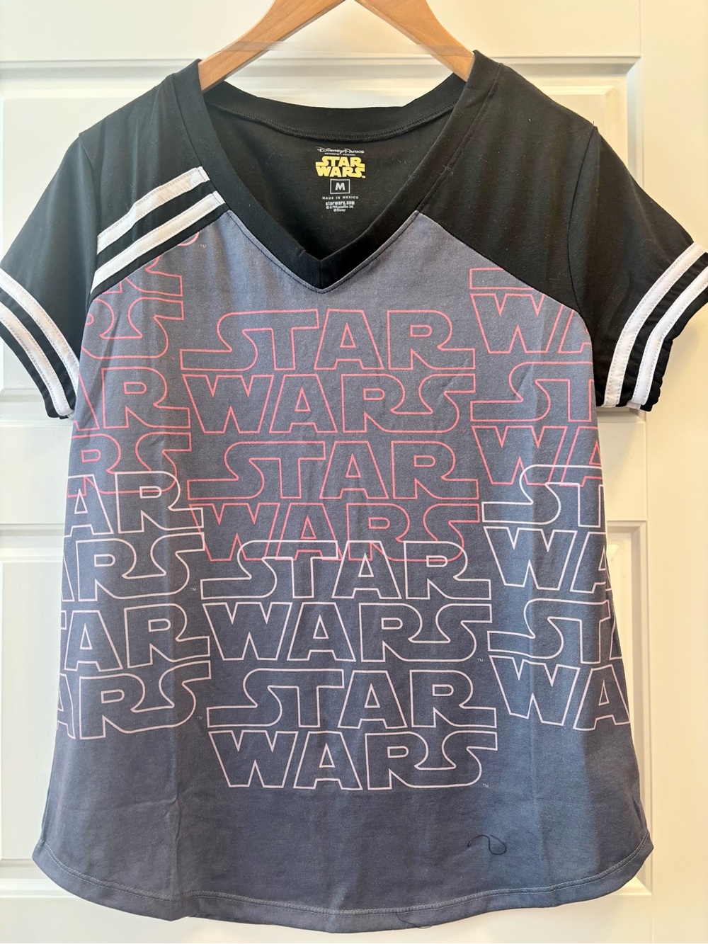 Star Wars womens/Jr’s Short Sleeve Graphic V-Neck Tee - Black & Gray